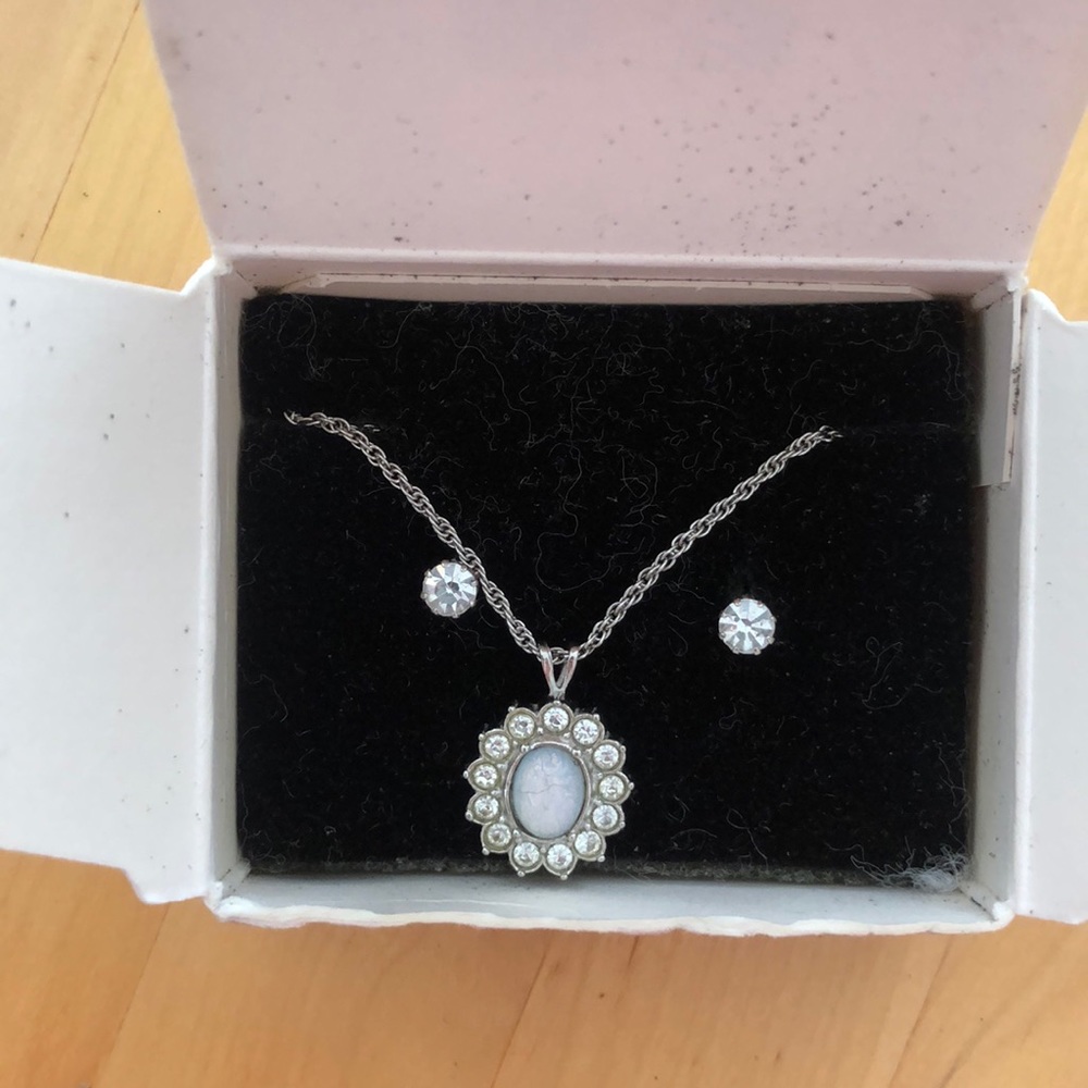 Vintage Avon Necklace and Earrings Set